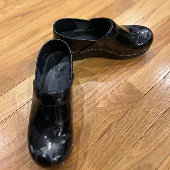 Size 38 Dansko patent leather clogs - Picture 1 of 6